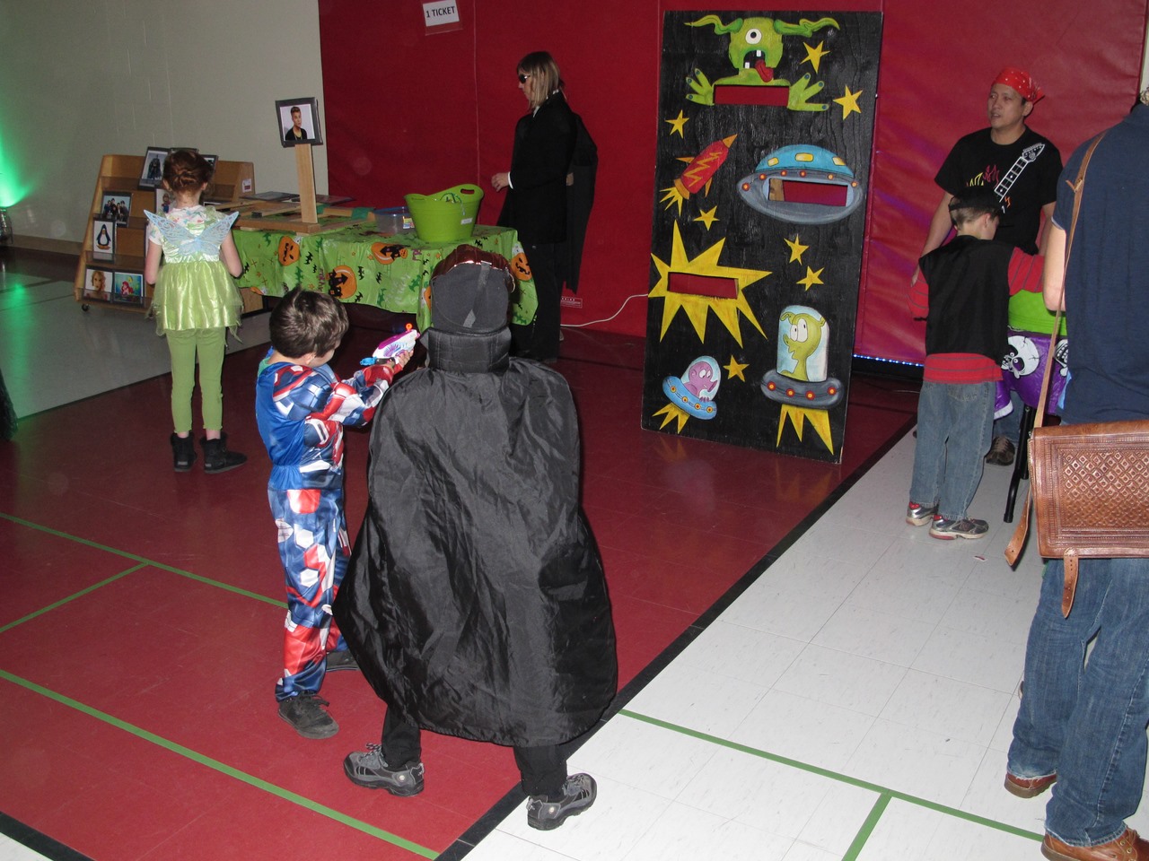 De jeunes francophones apprennent le hockey avec des professionnels